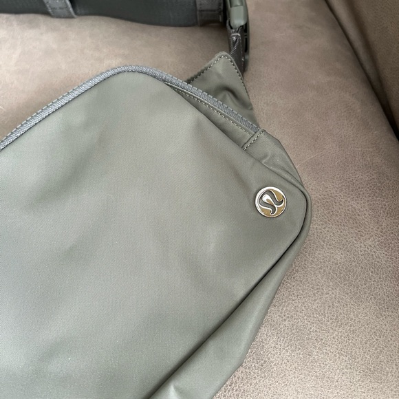 Lululemon • Everywhere Belt Bag Lg 2L Heritage 365 Grey Limited Edition - Picture 3 of 9